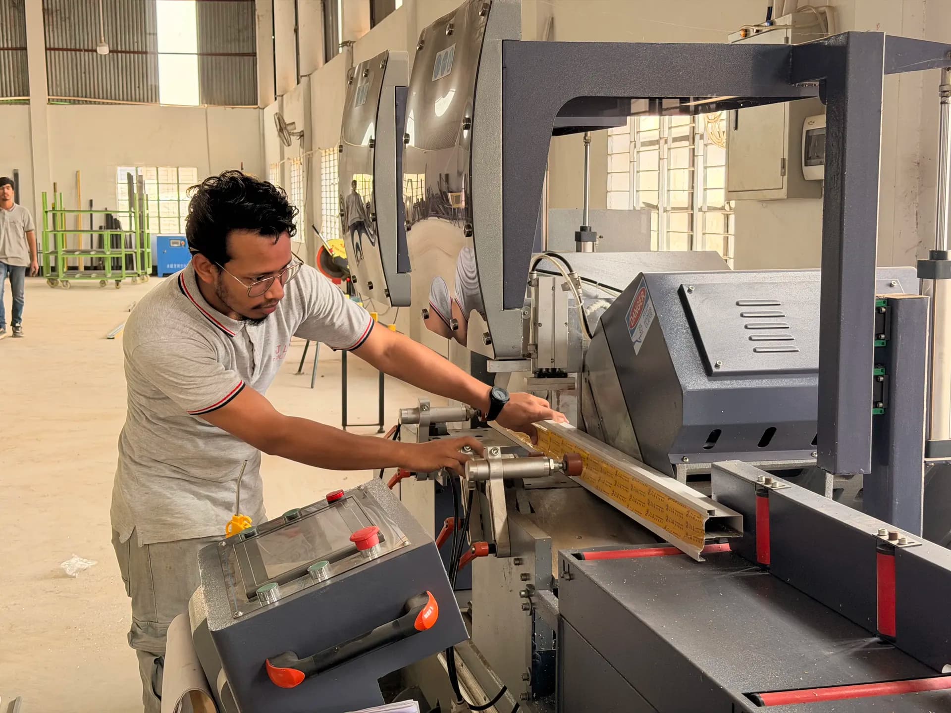 JLQ Aluminium manufacturing — cutting machine side view